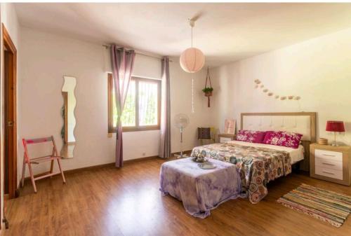 - une chambre avec un lit, une table et une fenêtre dans l'établissement CMLove Purple Room, à El Campello