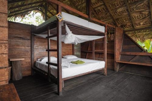 sypialnia z łóżkiem piętrowym w kabinie w obiekcie El Vijo Surf w mieście Nuquí