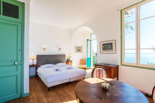 カップ・ダイユにあるROC FLEURY - Cap d'Ail, VI1094 by Riviera Holiday Homesのベッドルーム(ベッド1台、テーブル付)