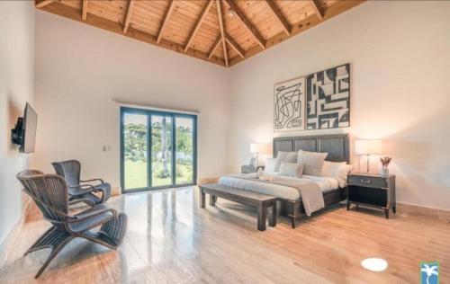 ein Wohnzimmer mit einem Bett und einem Stuhl in der Unterkunft Holiday Villa 72 in San Rafael del Yuma