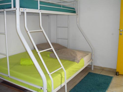 łóżko piętrowe z drabiną obok łóżka piętrowego w obiekcie Villa Ducos w mieście Ducos
