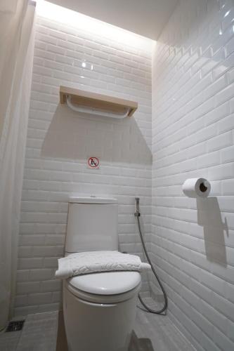 バンコクにあるW 21 Hotel Bangkokの白いバスルーム(ホース付きトイレ付)