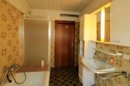 a bathroom with a sink and a toilet and a shower at Ferienwohnung Am Moor in Hermannsburg