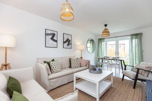 a living room with a couch and a table at Oxfordshire Living - The Vanderbilt - Woodstock in Woodstock
