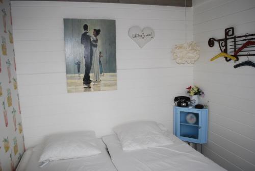 1 dormitorio con 1 cama y una foto en la pared en B&B Öland, en Ottoland