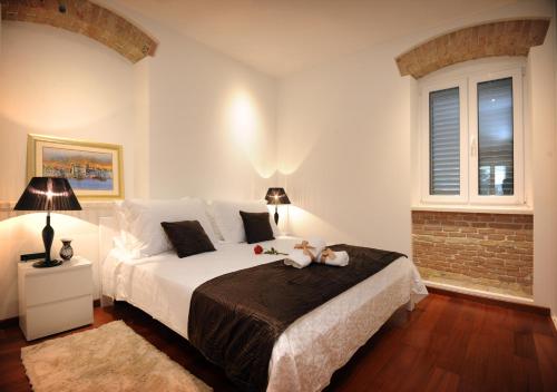 sypialnia z dużym łóżkiem i oknem w obiekcie Apartments Felicitas w Splicie