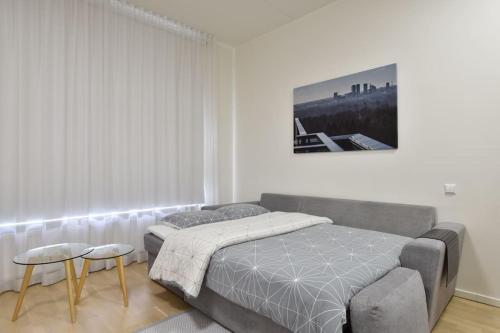 Stylish Studio with Free Private Parking & Wi-Fi tesisinde bir odada yatak veya yataklar