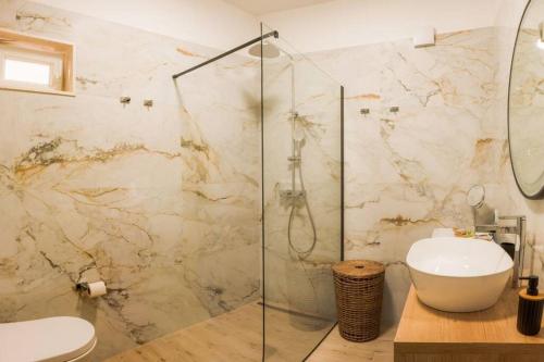 La salle de bains est pourvue d'une douche, de toilettes et d'un lavabo. dans l'établissement Luksuzni apartman Ribica u samom centru grada, à Split