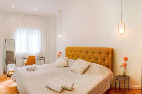 - une chambre avec un grand lit et 2 oreillers dans l'établissement Luksuzni apartman Ribica u samom centru grada, à Split