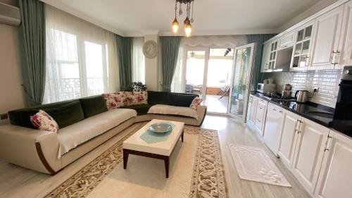 un soggiorno con divano e tavolo di My White House a Trabzon