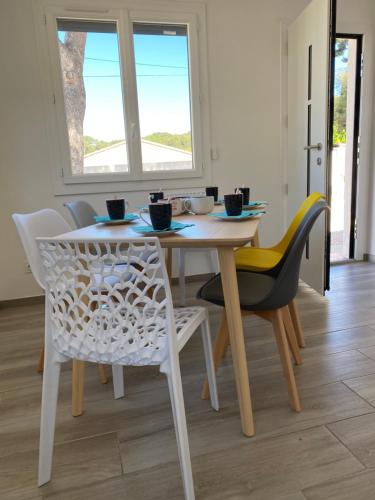 une salle à manger avec une table et des chaises dans l'établissement Maison de L'Étang de Berre, à Saint-Mitre-les-Remparts