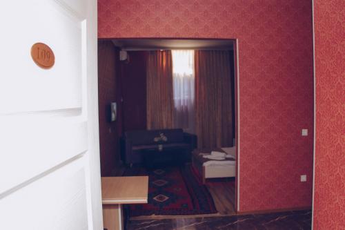 uma vista para um quarto com uma sala de estar com um quarto em Nord West Hotel em Baku