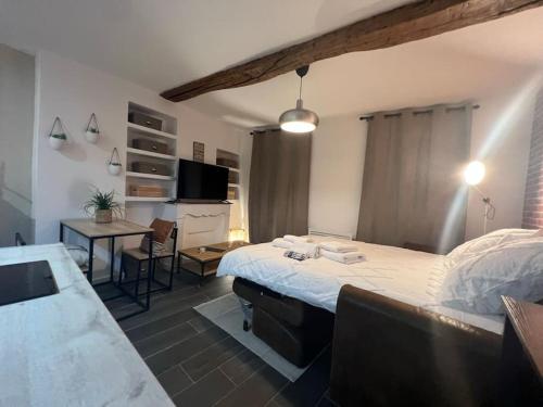 Dormitorio con cama, escritorio y TV en Juliette - Joli Studio Centre Historique Grasse en Grasse