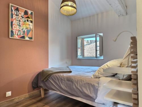 une petite chambre avec un lit et une fenêtre dans l'établissement La Belle Jane - Hyper Centre - Fibre, à Albi