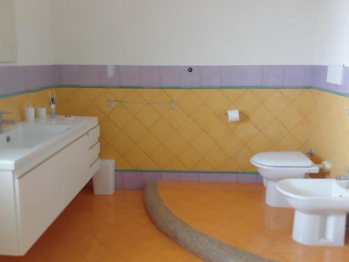 bagno con lavandino e servizi igienici di Villa Gelsemium a Siracusa