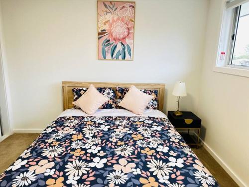 una camera con un letto e un piumone blu e bianco di Brand new fancy house in the heart of Leppington a Horningsea Park