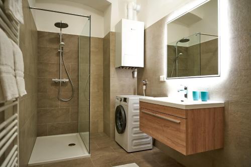 a bathroom with a shower and a washing machine at Trendy Apartment 3 Zimmer zentral gelegen in Vienna