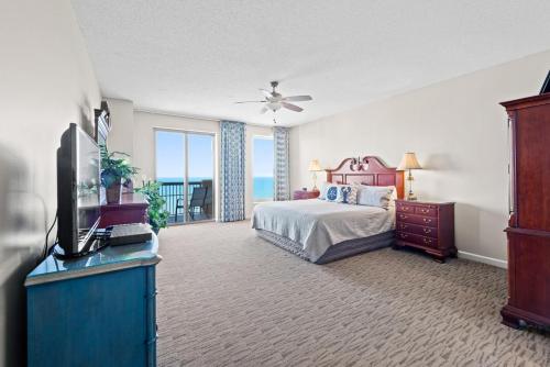 1 dormitorio con cama, TV y balcón en Margate #2703, en Myrtle Beach