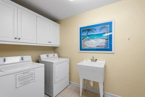 y baño con lavadora y lavamanos. en Margate #2703, en Myrtle Beach