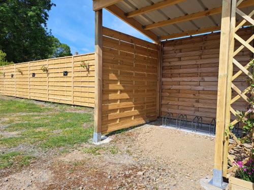 a wooden privacy fence with a wooden wall at L'Arche de Kerohan in Plouha