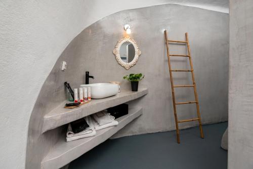 a bathroom with a sink and a mirror at 1812 Caves 'n Mansion in Karterados