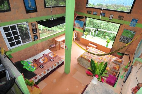 einen Blick über ein Wohnzimmer mit einem Haus in der Unterkunft Ecobiosfera in Catemaco