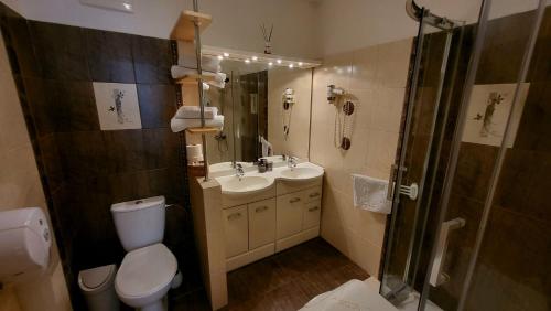 een badkamer met een toilet, een wastafel en een douche bij Selfness Rožňava in Rožňava