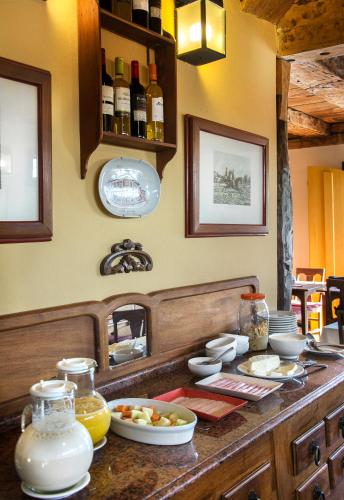 Hotel Solar dos Montes في سانتانا دوس مونتيس: مطبخ مع كونتر مع الطعام وزجاجات من النبيذ