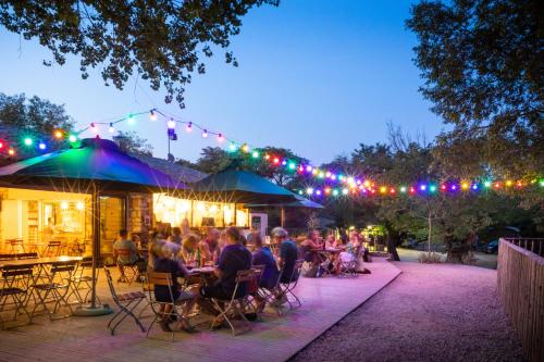 Un restaurant sau alt loc unde se poate mânca la Huttopia Le Moulin