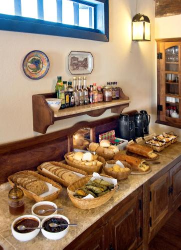 Hotel Solar dos Montes في سانتانا دوس مونتيس: كونتر عليه انواع كثيره من الخبز