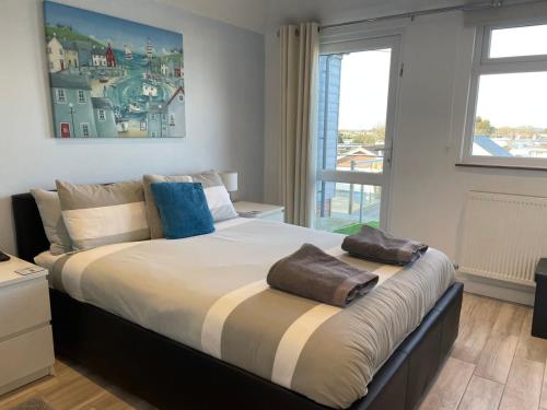 ein Schlafzimmer mit einem großen Bett mit zwei Kissen darauf in der Unterkunft Beachfront Bliss Stylish Retreat in Pevensey