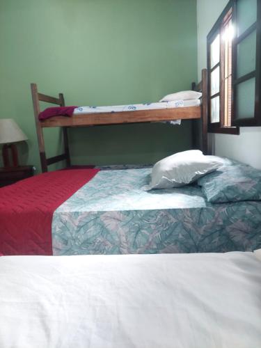 a bedroom with two bunk beds in a room at Encantos do mar in Arraial do Cabo