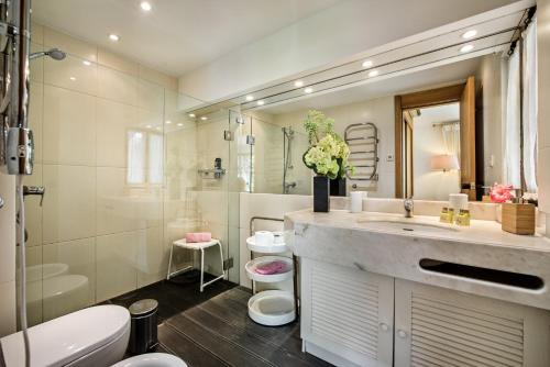 un bagno con lavandino, WC e doccia di Victory Village Beach Villa - Quinta do Lago a Quinta do Lago