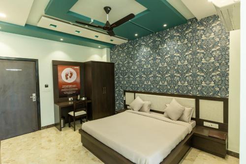 ein Schlafzimmer mit einem Bett und einem Schreibtisch. in der Unterkunft Dharti Dhora Ri - A Sand Dune Resort in Naorangdesar
