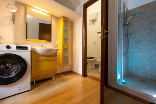 a bathroom with a washing machine and a sink at Visté Salerno in Salerno