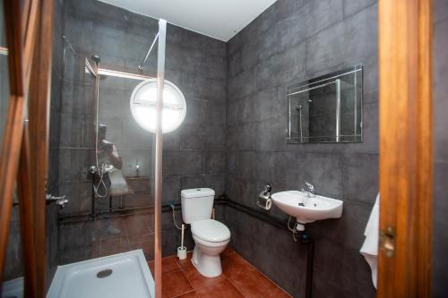 y baño con aseo y lavamanos. en Villa las Raices en Sanlúcar de Barrameda