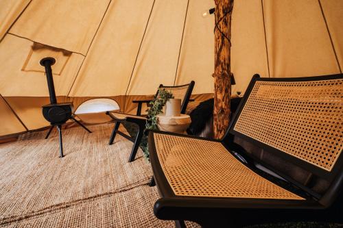 una habitación con 2 sillas y una tienda de campaña en Golden Circle Tents - Glamping Experience en Selfoss