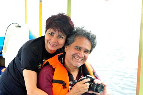 a man and woman on a boat with a camera at Cabañas Ecobiosfera in Catemaco