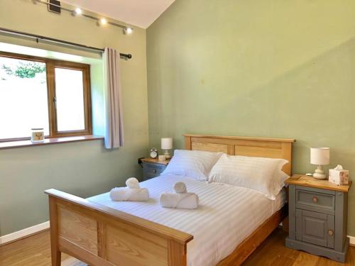 Katil atau katil-katil dalam bilik di Pass the Keys Perfect Tranquil Holiday Home Old Forge Pumphouse