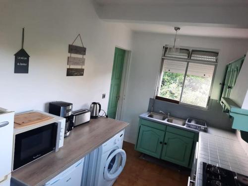 Kuchyň nebo kuchyňský kout v ubytování Villa Marilou - Les pieds dans l'eau