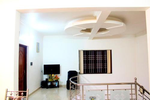 uma sala de estar com tecto com iluminação em Sunny Daze em Cherai Beach