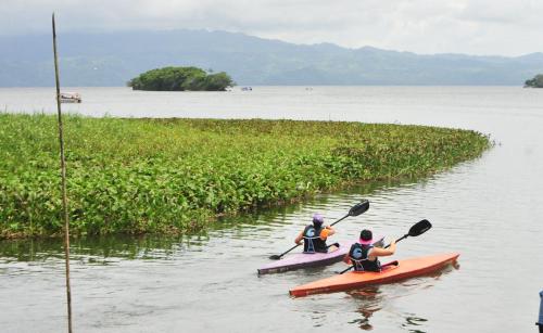 two people in kayaks on a body of water at Cabañas Ecobiosfera in Catemaco