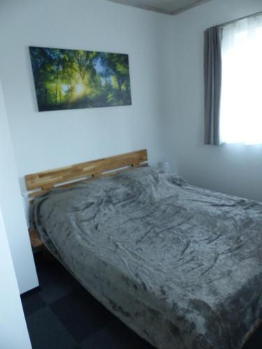 1 dormitorio con 1 cama en una habitación con ventana en Blatterlhof 