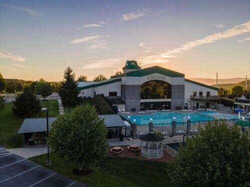 - un grand bâtiment avec une piscine en face dans l'établissement Massanutten Resort, à Massanutten