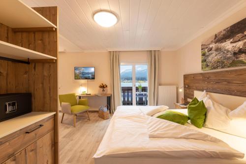 Postel nebo postele na pokoji v ubytování Hotel Seehang Garni