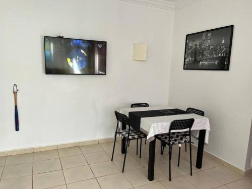 - une table et des chaises en noir et blanc dans la chambre dans l'établissement Superbe appartement à côté de la plage M'diq,Tétouan, à M'diq