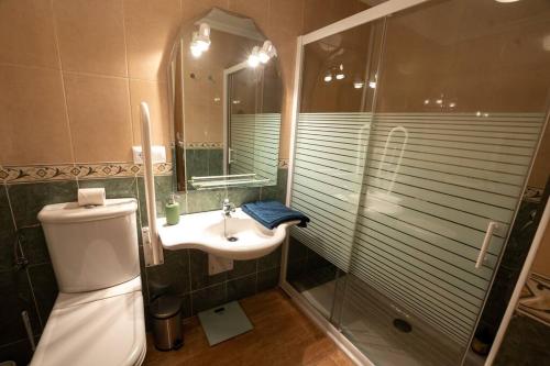 ein Bad mit einem WC, einem Waschbecken und einer Dusche in der Unterkunft Casa La Marina in La Marina