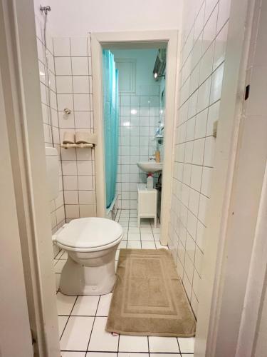 een witte badkamer met een toilet en een wastafel bij TOP LOCATION in Wenen