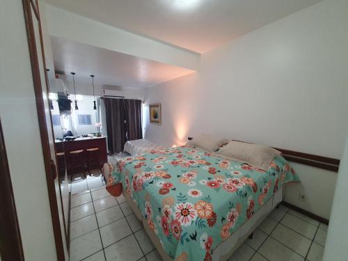 - une chambre avec un lit et une salle de bains pourvue d'un lavabo dans l'établissement Bahia Flat - Flats na Barra, à Salvador