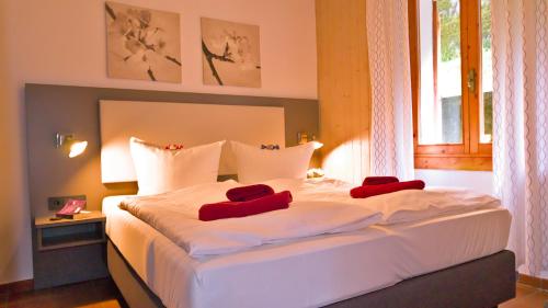 a bedroom with a large bed with red pillows on it at Casa Paola in Vesta